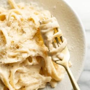 Cajun-Alfredo-Soße 7 Eine Schale mit Cajun Fettuccine Alfredo und einer Gabel
