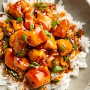 Feuriges Hähnchen 7 Eine Schale Firecracker Hähnchen über Reis serviert