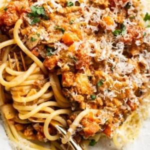 Hausgemachte Spaghetti-Soße 7 Nahaufnahme einer flachen Schüssel mit hausgemachter Spaghettisauce über Spaghetti