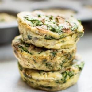 Gesunde Frühstücks-Eier-Muffins 7 a stack of three spinach and mushroom egg muffins