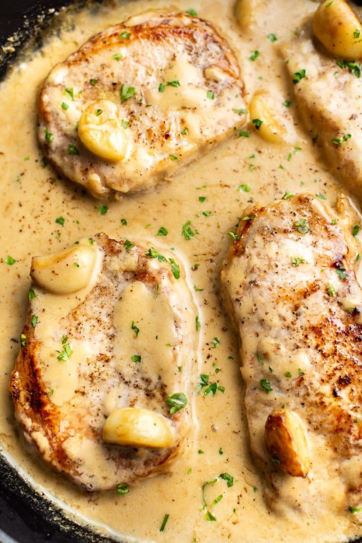 Cremige Knoblauch-Schweinekoteletts 8 Nahaufnahme von cremigen Schweinekoteletts