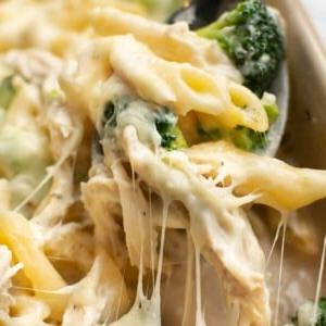 Hähnchen- und Brokkoli-Alfredo-Auflauf 8 Ein Servierlöffel mit Hähnchen-Brokkoli-Alfredo-Auflauf