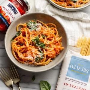 Cremige Pasta mit gerösteter roter Paprika 9 Zwei Schalen cremiger Pasta mit gerösteter Paprika und DeLallo-Produkten