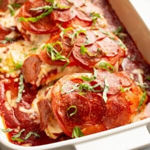 Pizza Hähnchen 9 Eine Auflaufform mit fertig gebackenem Pizza-Hähnchen
