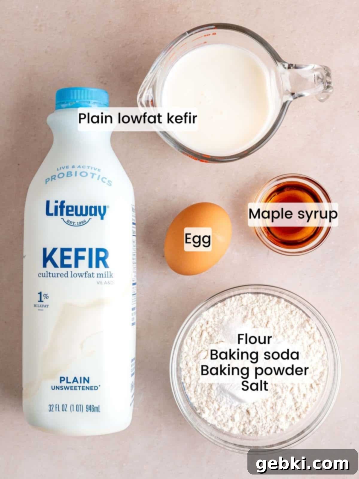 Ingredients needed to make pancakes with kefir.